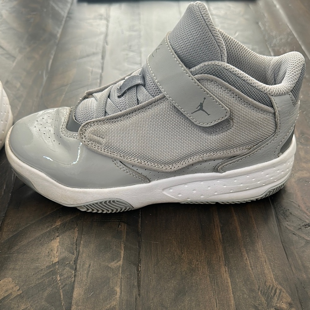 Jordan Max Aura - Gray boys size 2Y - Picture 2 of 4